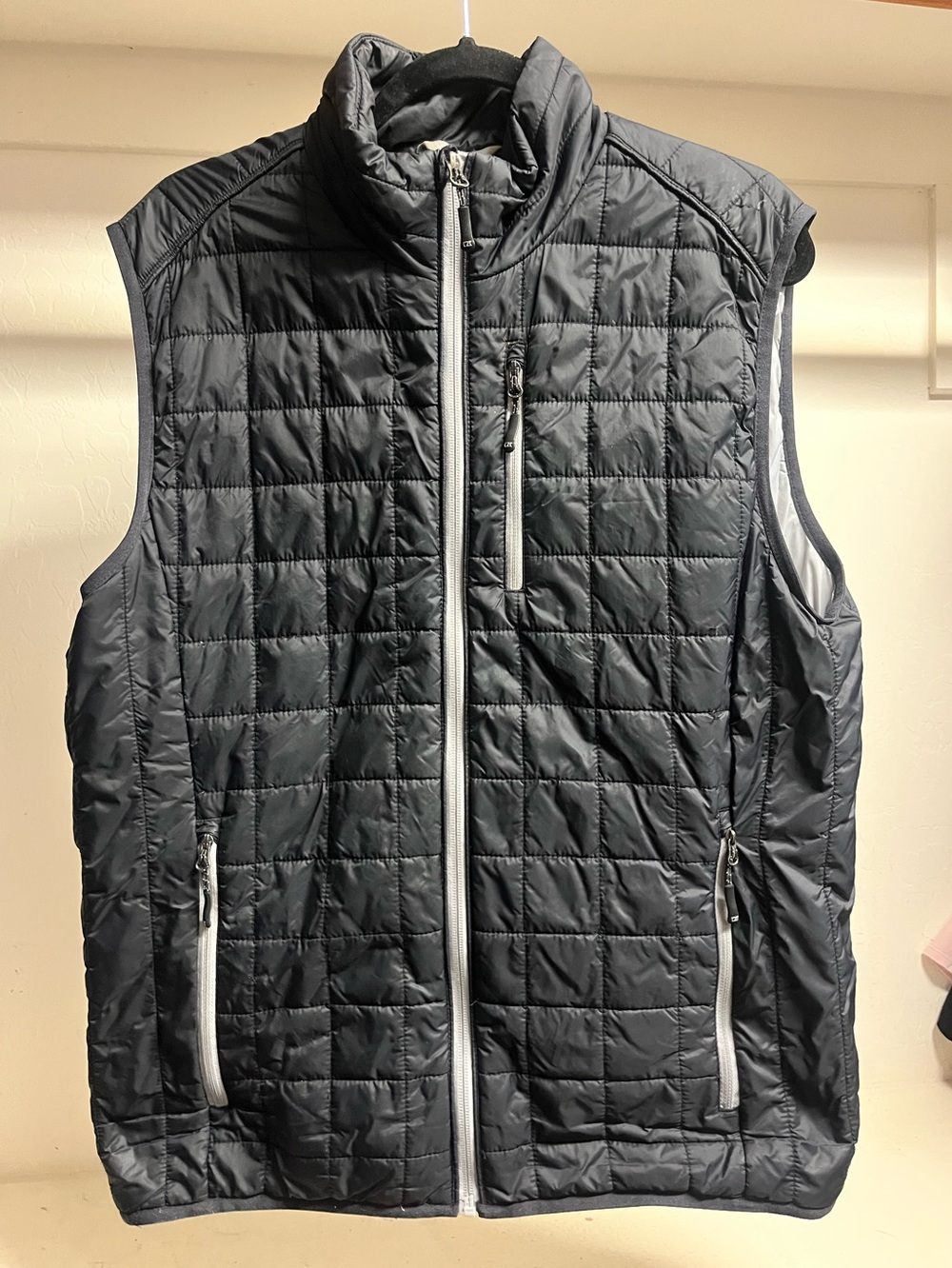 Cutter & Buck Rainier
Primaloft Men’s Puffer Vest Size M - Black